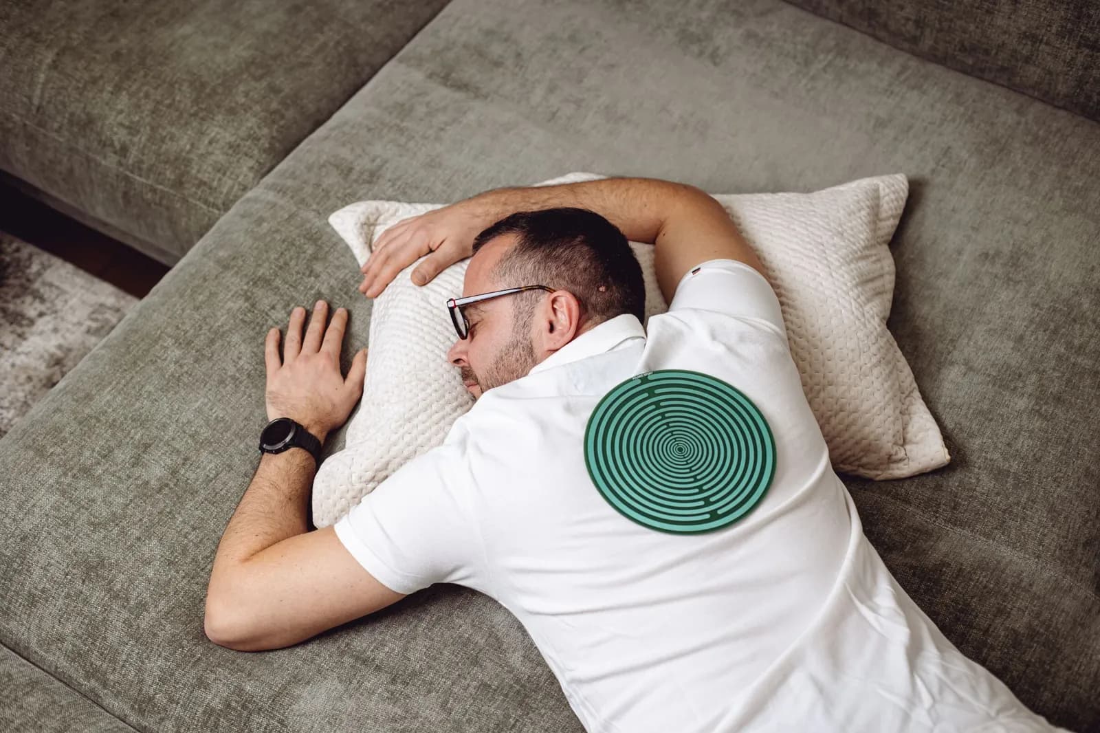 Muškarac leži na kauču, Polaris Sport disk je na leđima